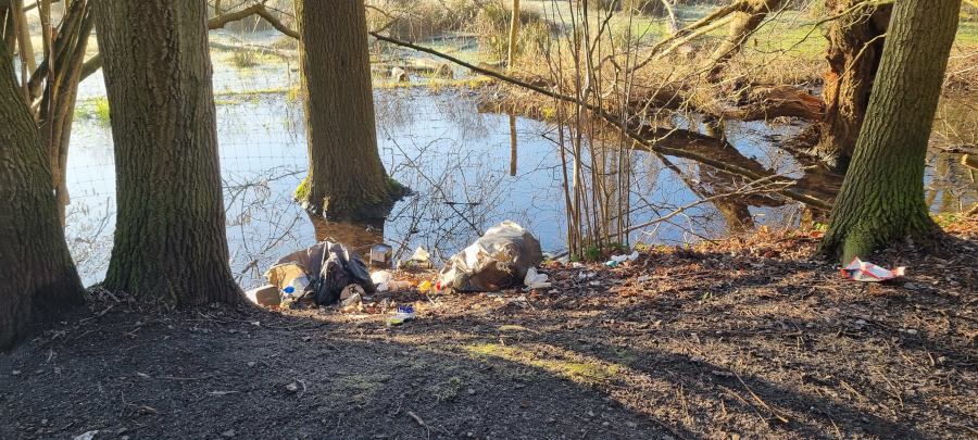 vuilniszakken in de Rozebroeken